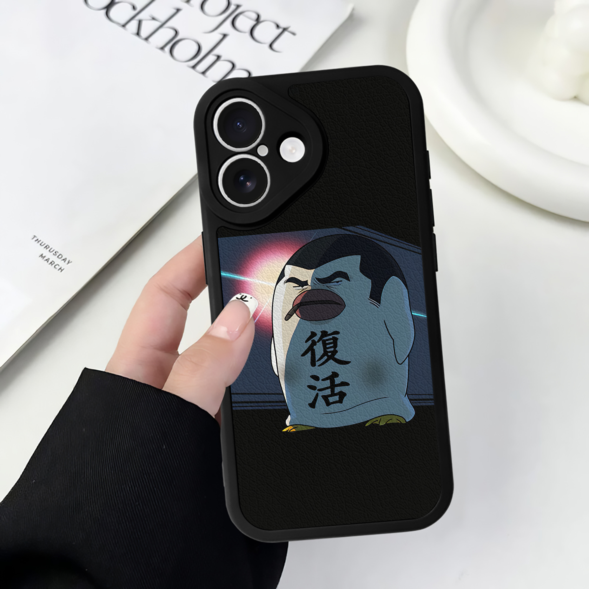 （画像用） ぎんたま 坂田銀時（さかたぎんとき） 神楽 志村新八（しむら しんぱち） GINTAMA Sakata Gintoki Kagura Shimura Shinpachi 【iPhone 16シリーズ対応】シリコンスマホケース（レザー調） 材質：シリコン